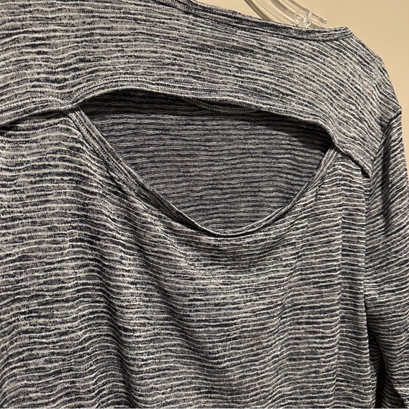 Athleta Blouse Womens Medium Long Sleeve Gray Open Back Gym Workout Train Blue - Picture 6 of 9